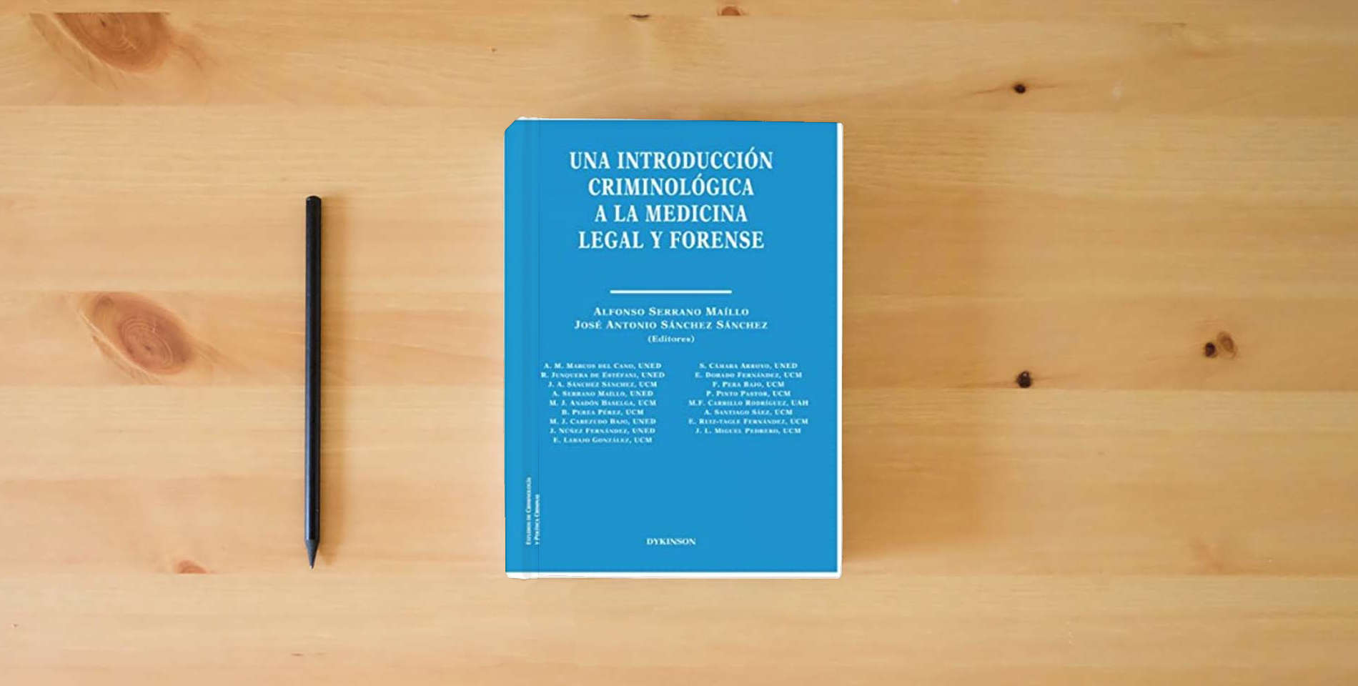 The book Una Introducción Criminológica A La medicina legal y Forense (SIN COLECCION) is on the table