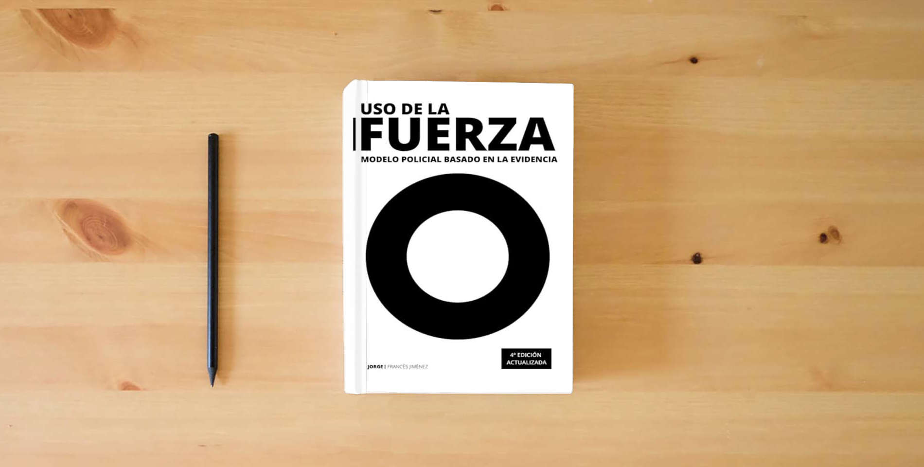 The book Uso de la fuerza: Modelo policial basado en la evidencia is on the table