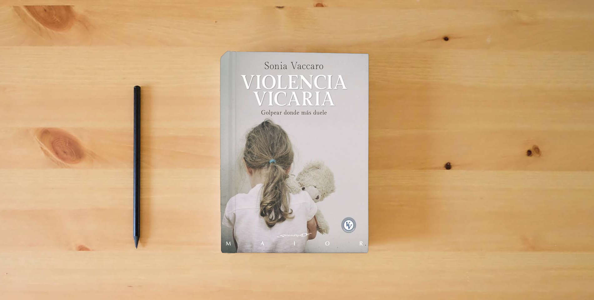 The book Violencia vicaria: 78 (Serendipity Maior) is on the table