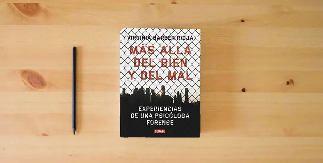 The book Más allá del bien y del mal: Experiencias de una psicóloga forense (Psicología)} is on the table