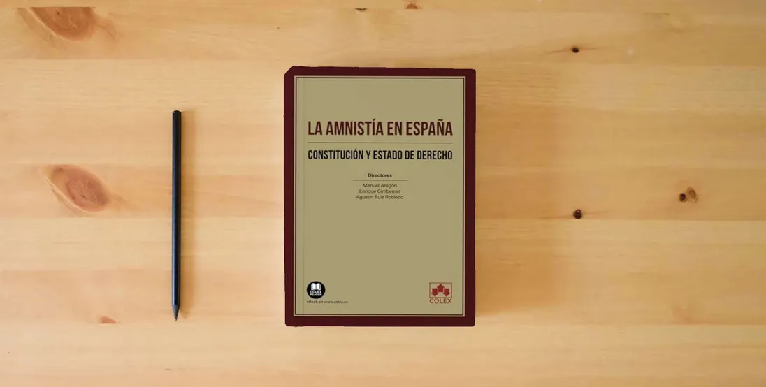 The book La amnistía en España.: Constitución y Estado de Derecho (Monografía)} is on the table