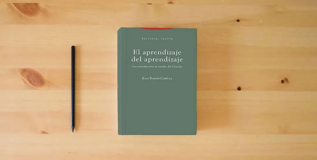 The book El Aprendizaje Del Aprendizaje - 5ª Edición: Una introducción al estudio del Derecho (ESTRUCTURAS Y PROCESOS - DERECHO)} is on the table