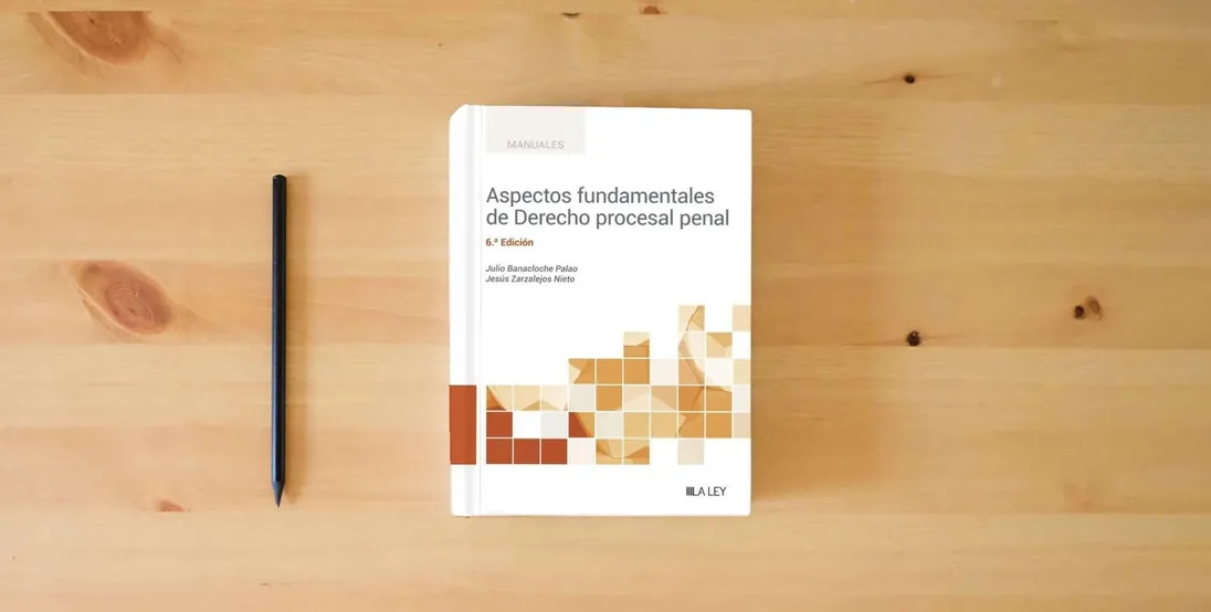 The book Aspectos fundamentales de Derecho procesal penal (6.ª edición)} is on the table