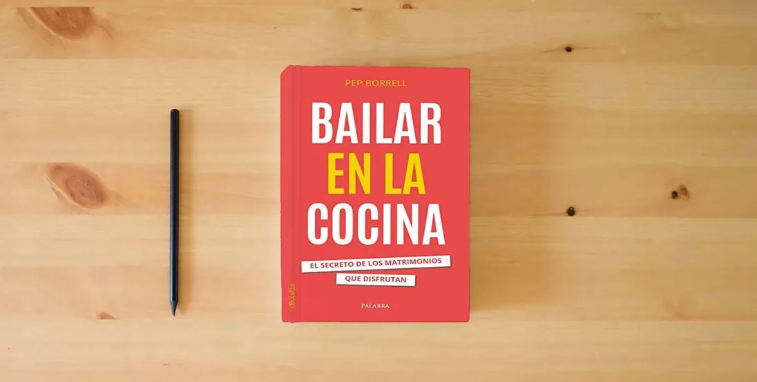 The book Bailar en la cocina. El secreto de los matrimonios que disfrutan: 934 (dBolsillo)} is on the table