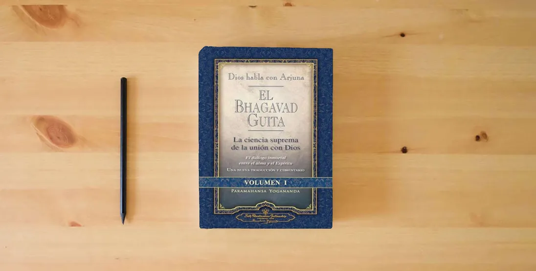 The book El Bhagavad Guita - Dios Habla Con Arjuna Vol 1; La ciencia suprema de la unión con Dios (SIN COLECCION)} is on the table