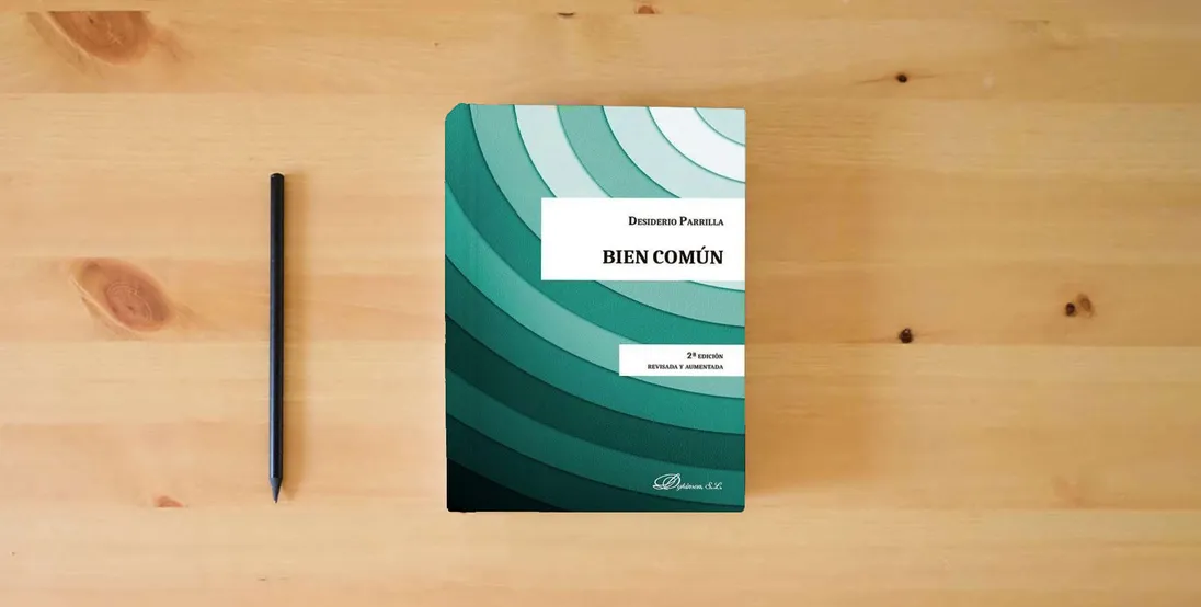 The book Bien Común} is on the table