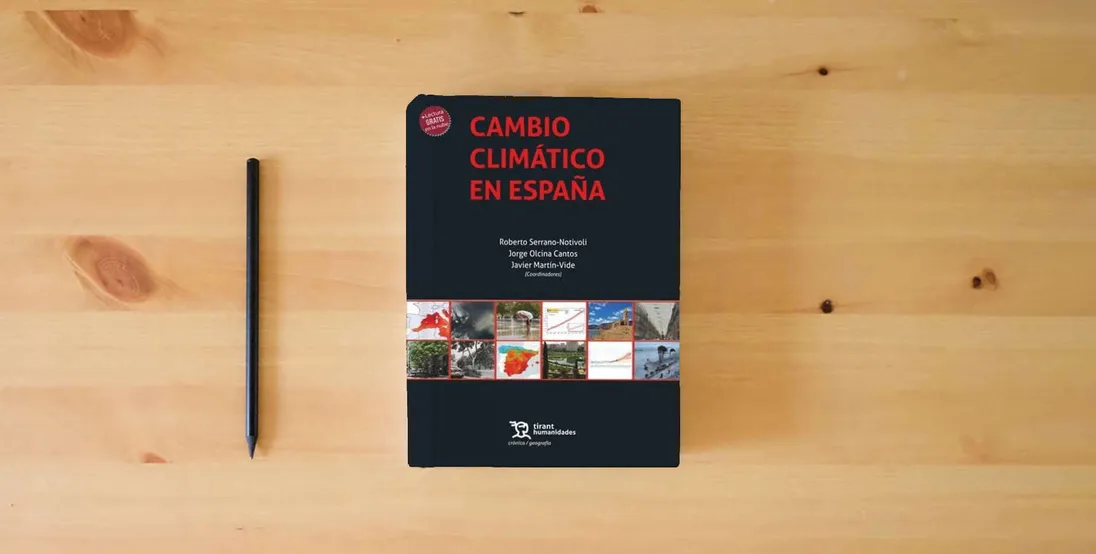 The book Cambio climático en España (Crónica/ Geografía)} is on the table