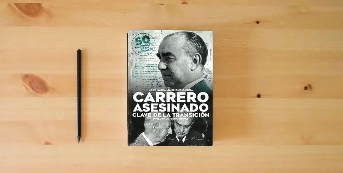 The book CARRERO ASESINADO. CLAVE DE LA TRANSICIÓN: Un enfoque militar (Historia)} is on the table