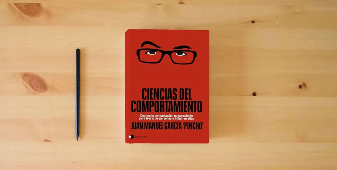 The book Ciencias del comportamiento: Domina la comunicación no consciente para leer a las personas e influir en ellas (Aprender hoy)} is on the table