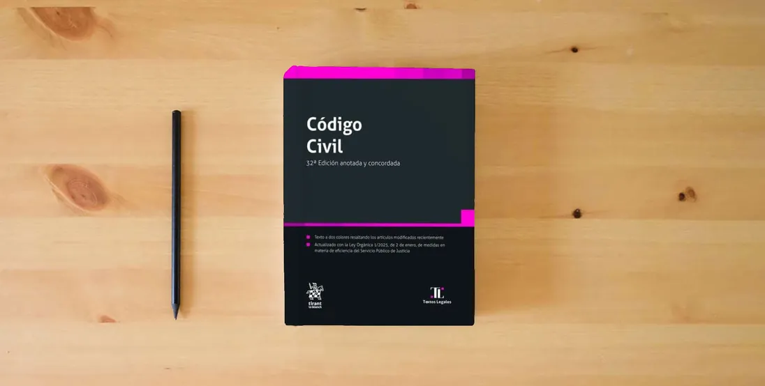 The book Código Civil 32ª Edición anotada y concordada: 1 (Textos legales)} is on the table
