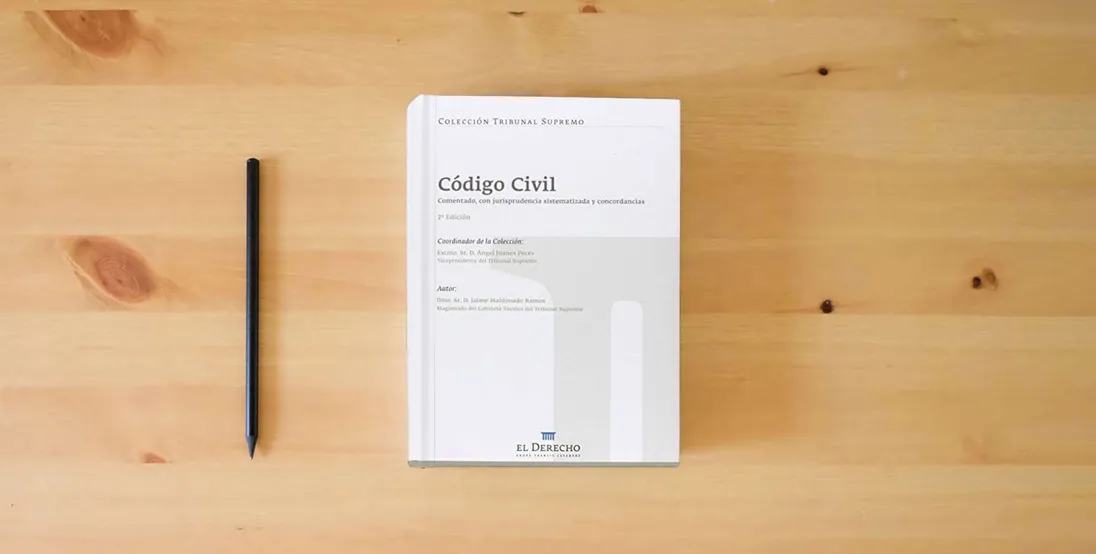 The book Código Civil: comentado con jurisprudencia sistematizada y concordancias} is on the table