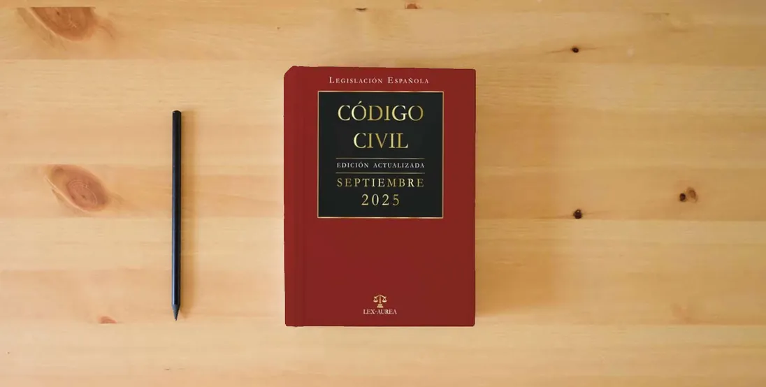 The book Código Civil | Edición Actualizada} is on the table
