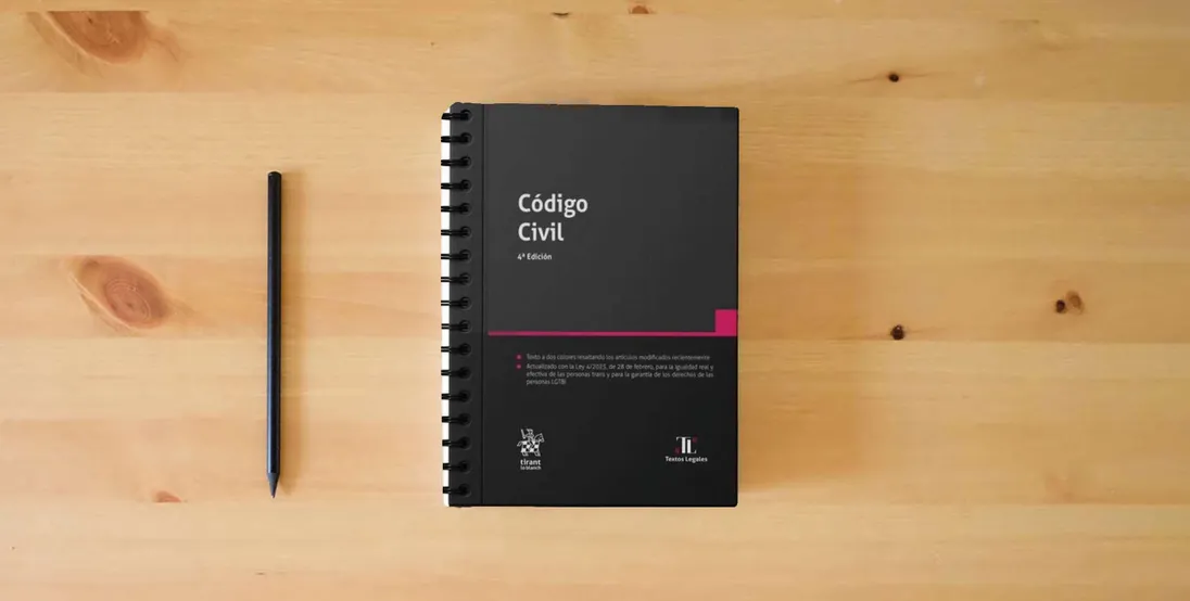 The book Código Civil 4ª Edición con anillas (Leyes@)} is on the table