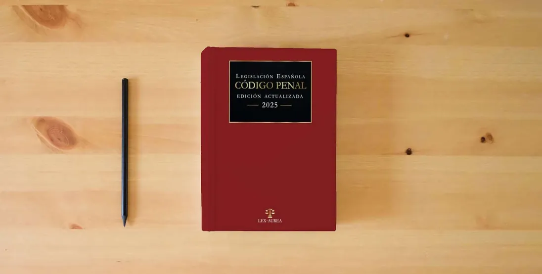 The book Código Penal | Edición Actualizada} is on the table