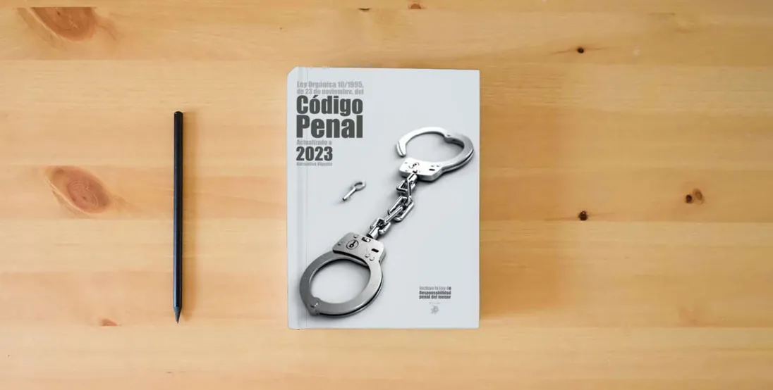 The book Código Penal: Incluye Ley de Responsabilidad Penal del Menor} is on the table