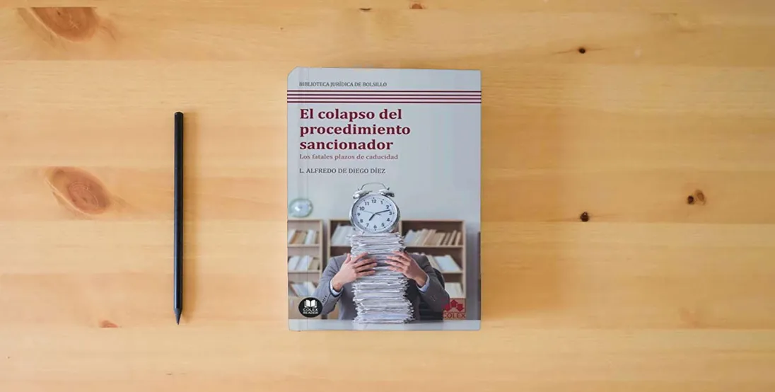 The book El colapso del procedimiento sancionador: Los fatales plazos de caducidad (Bolsillo)} is on the table