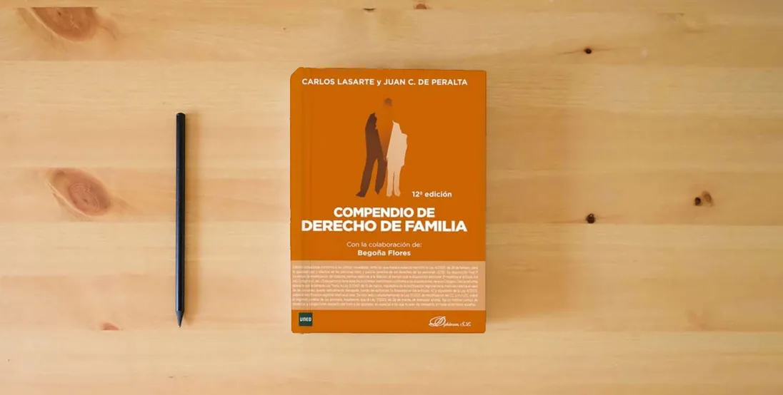 The book Compendio de Derecho de Familia (SIN COLECCION)} is on the table