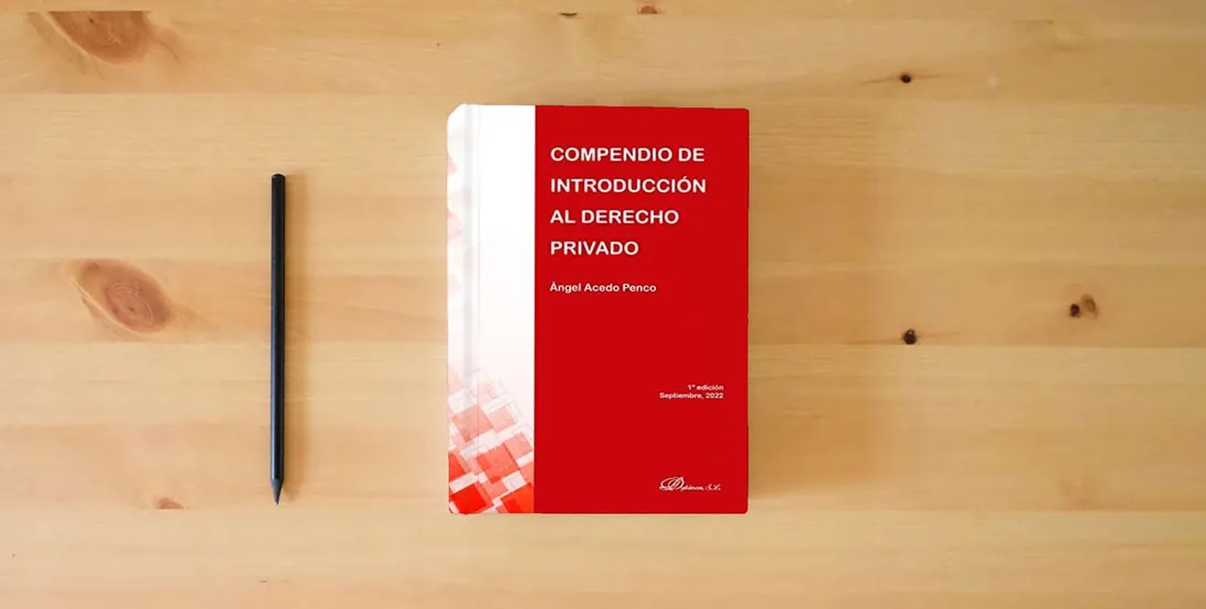 The book Compendio de introducción al derecho privado (SIN COLECCION)} is on the table
