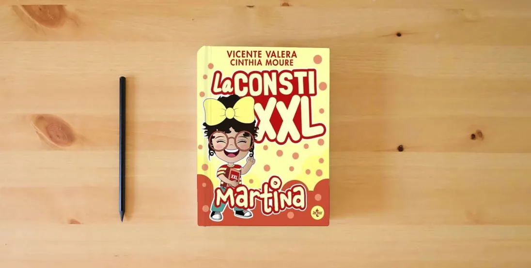 The book La Consti Martina XXL (Derecho - Práctica Jurídica)} is on the table