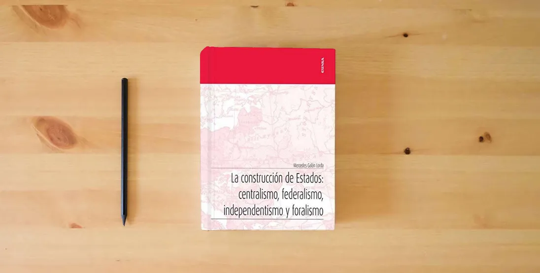 The book La Construcción De Estados: Centralismo, Federalismo, independentismo y Foralismo (Apuntes)} is on the table