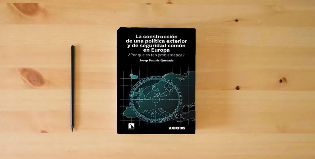 The book La construcción de una política exterior y de seguridad común en Europa: ¿Por qué es tan problemática?: 405 (INVESTIGACION Y DEBATE)} is on the table