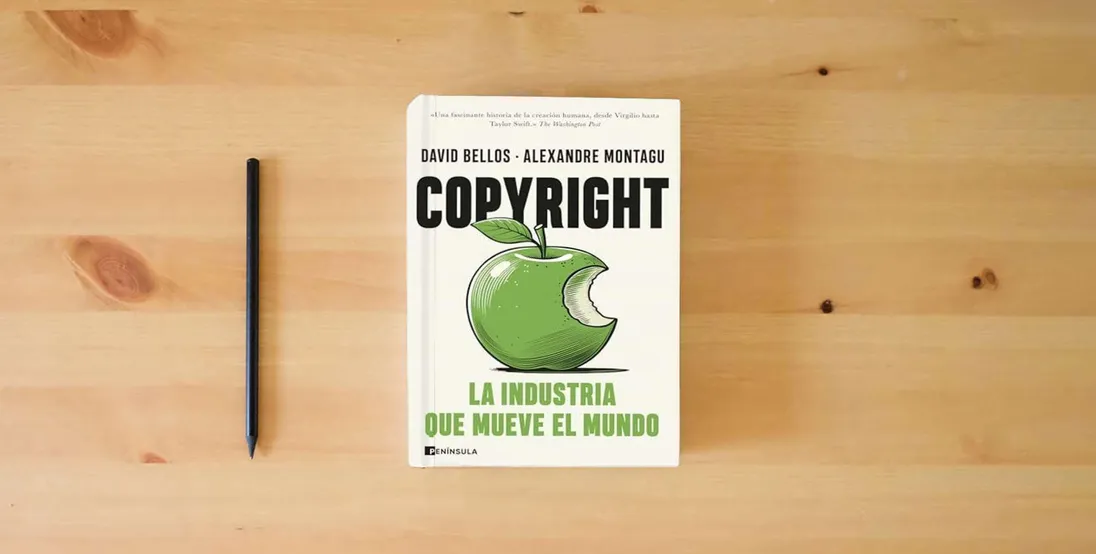 The book Copyright: La industria que mueve el mundo (DIVULGACIÓN)} is on the table
