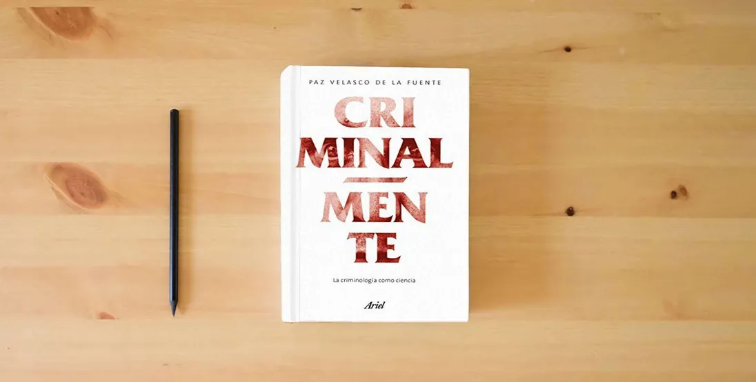 The book Criminalmente: La criminología como ciencia (Ariel)} is on the table