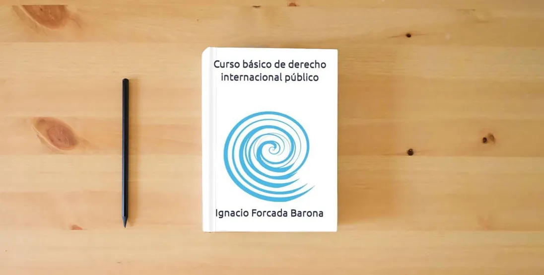 The book Curso básico de derecho internacional público} is on the table