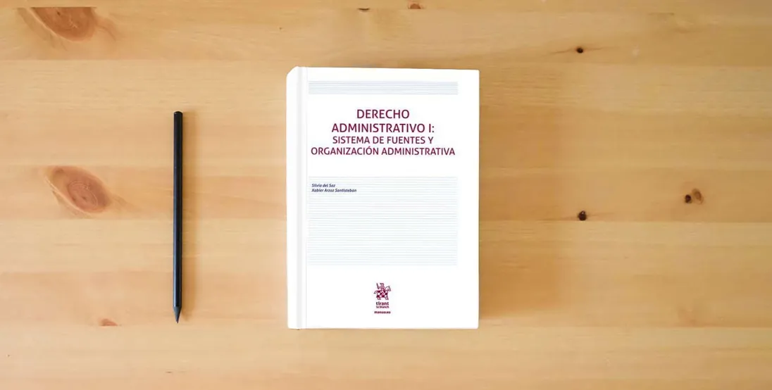 The book Derecho Administrativo I: Sistema de fuentes y organización administrativa (Manuales de Derecho Administrativo, Financiero e Internacional Público)} is on the table