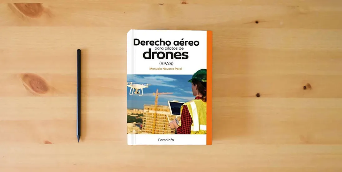 The book Derecho aéreo para pilotos de drones (RPAS): Rústica (0)} is on the table