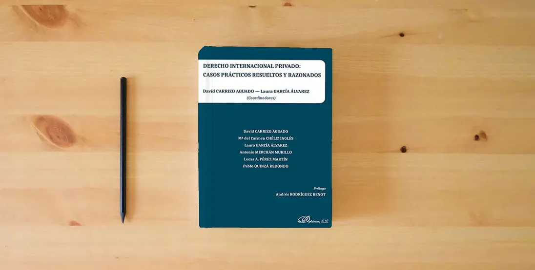 The book Derecho internacional privado: casos prácticos resueltos y razonados} is on the table