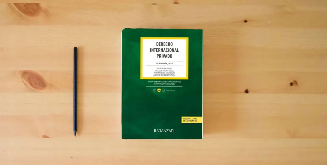 The book Derecho Internacional Privado: 58 (Código Básico)} is on the table