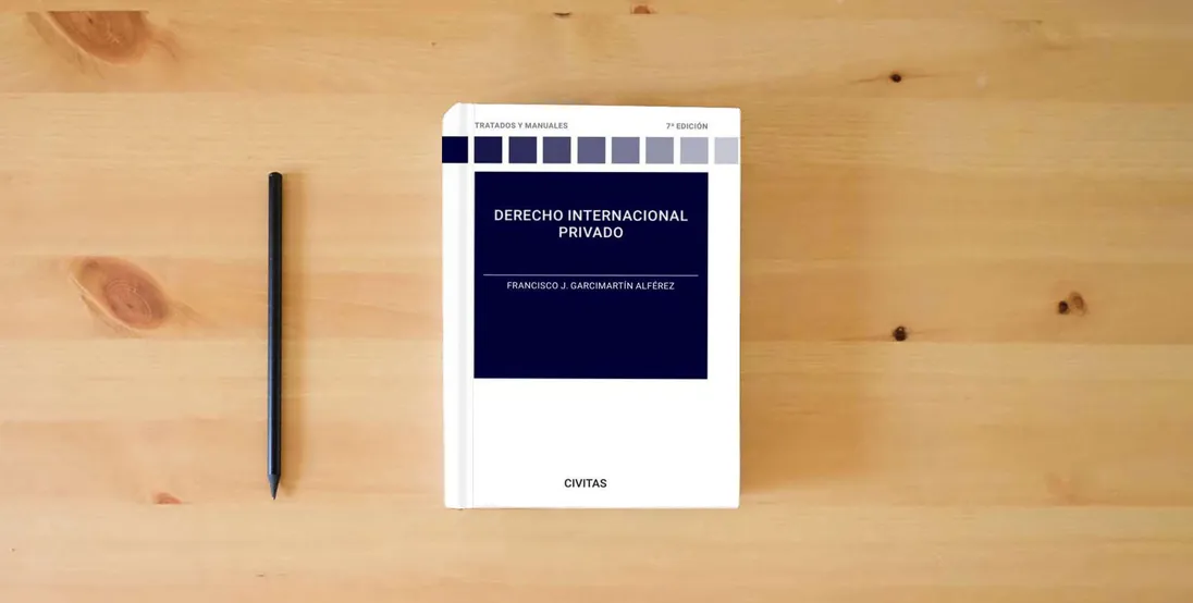 The book Derecho Internacional Privado (Tratados y Manuales de Derecho)} is on the table