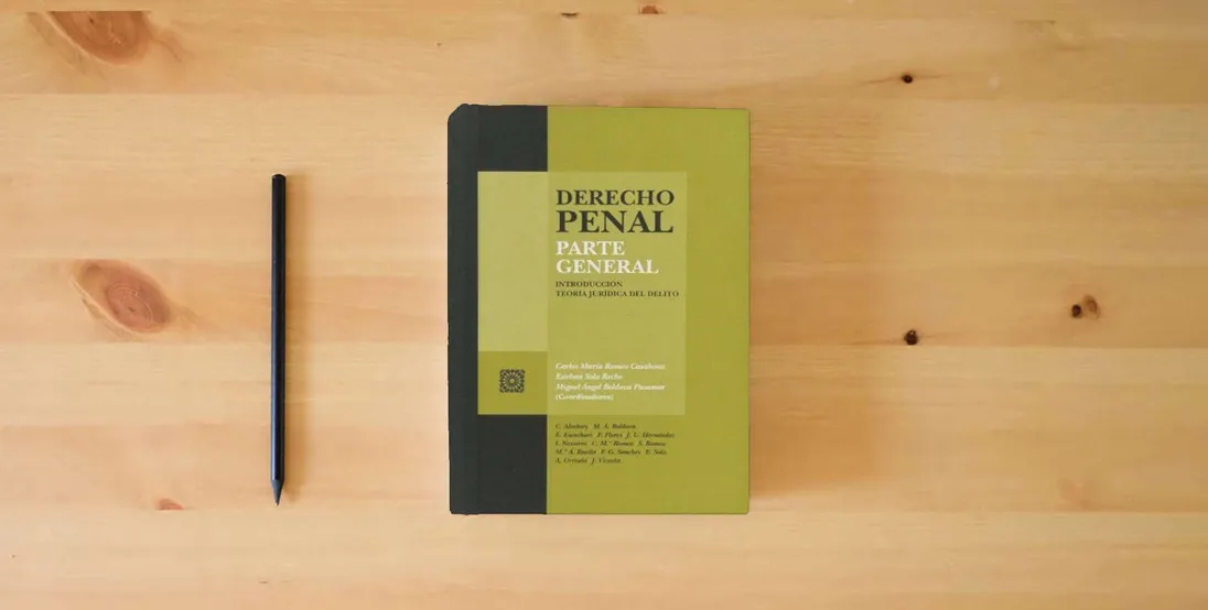 The book Derecho Penal. Parte General. Introducción teoría jurídica deldelito} is on the table