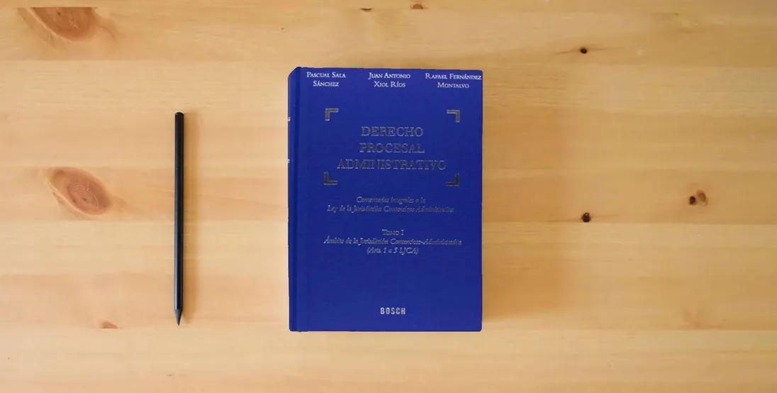 The book Derecho procesal administrativo: Comentarios integrales a la Ley de la Jurisdicción Contencioso-Administrativa: 7} is on the table