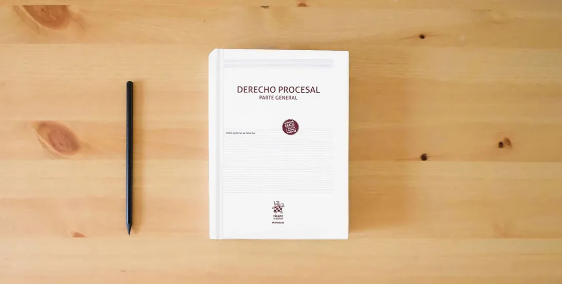 The book Derecho Procesal Parte General (Manuales de Derecho Procesal)} is on the table
