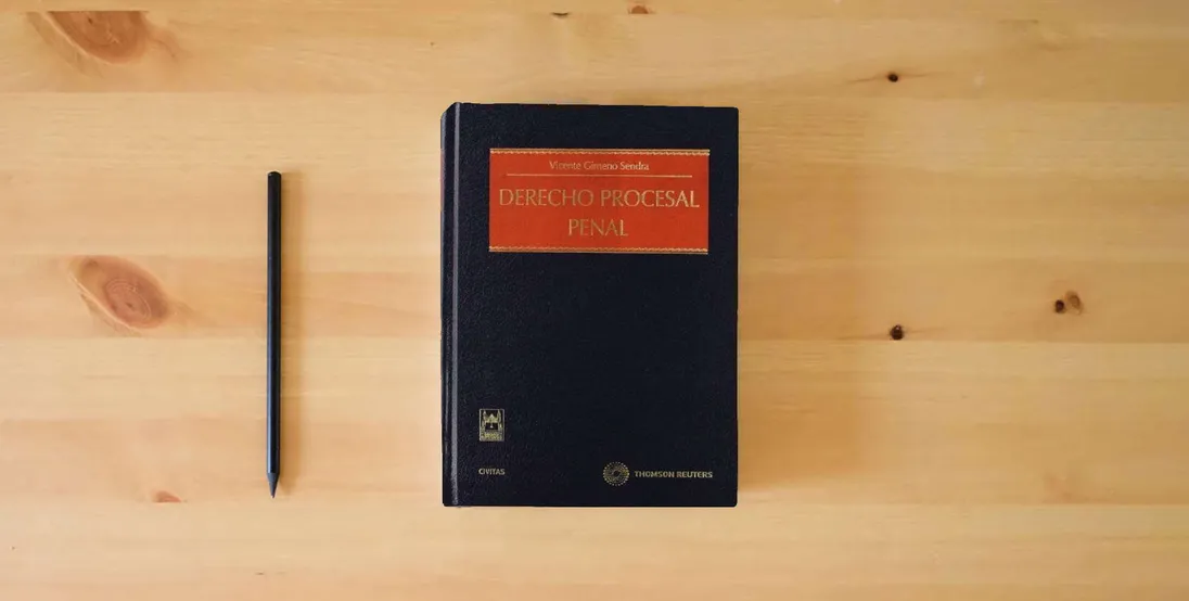 The book Derecho procesal penal (Estudios y Comentarios de Legislación)} is on the table