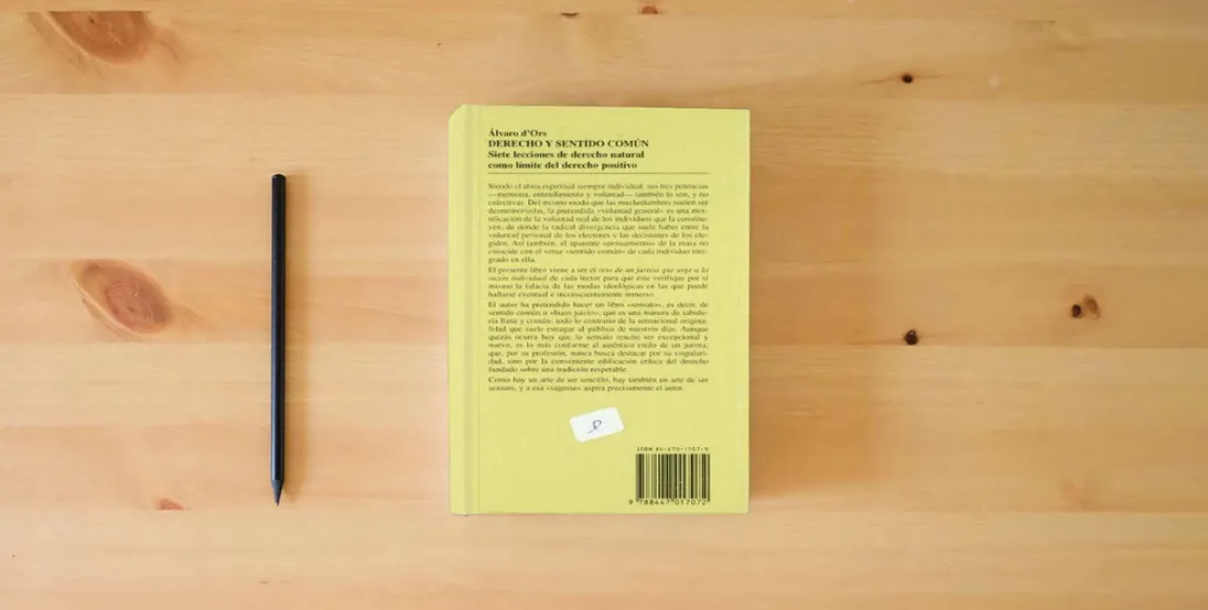 The book Derecho y Sentido Común (Cuadernos)} is on the table