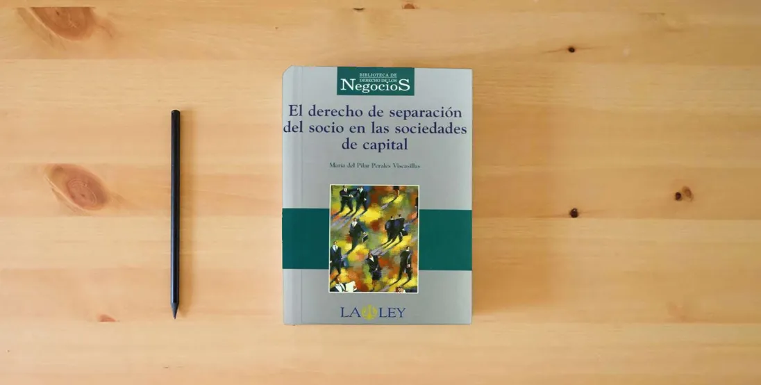 The book El derecho de separación del socio en las sociedades de capital (SIN COLECCION)} is on the table