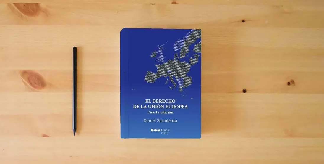 The book El Derecho de la Unión Europea (Manuales universitarios)} is on the table
