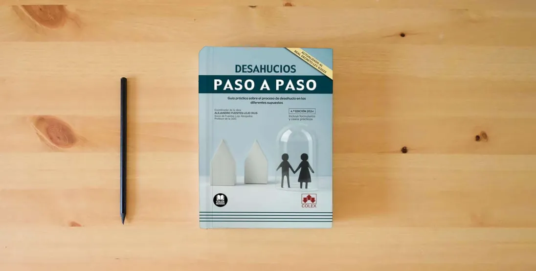 The book Desahucios. Paso a Paso (4.ª EDICIÓN 2024): Guía práctica sobre el proceso de desahucio en los diferentes supuestos} is on the table