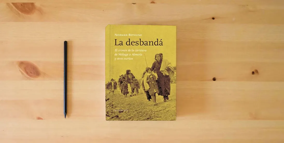 The book La Desbandá: El crimen de la carretera de Málaga a Almería y otros escritos: 64 (No Ficción)} is on the table