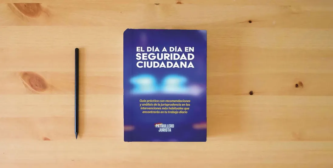 The book EL DÍA A DÍA EN SEGURIDAD CIUDADANA: Guía práctica con recomendaciones y análisis de la jurisprudencia en las intervenciones más habituales que encontrarás en tu trabajo diario} is on the table