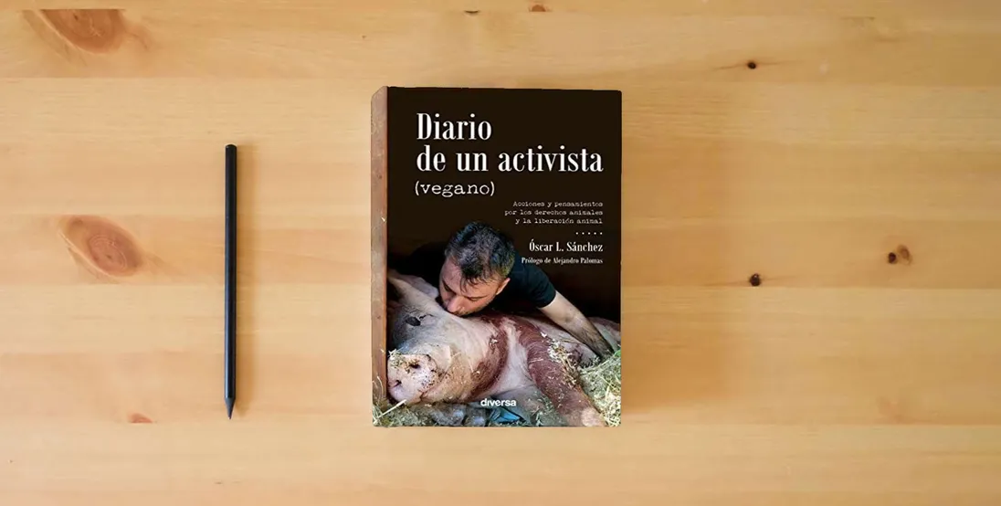 The book Diario De Un Activista (Vegano): 3 (Conciencia)} is on the table