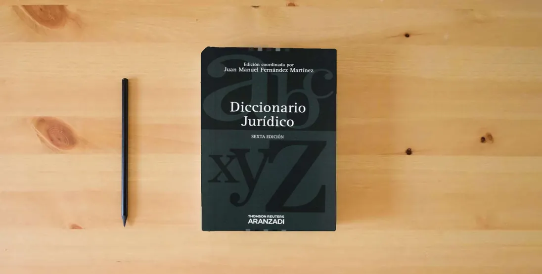 The book Diccionario jurídico (de la A a la Z)} is on the table