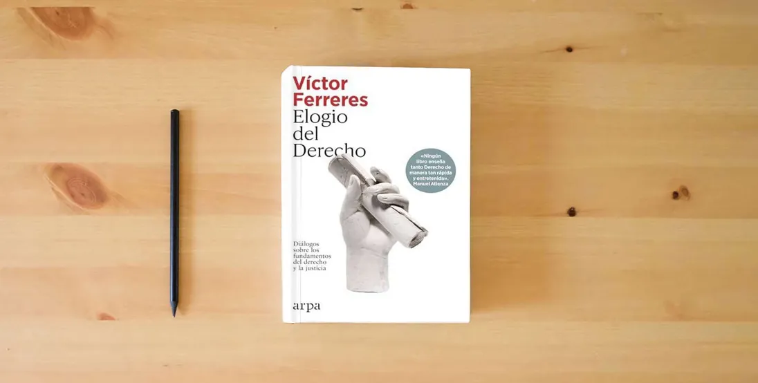 The book Elogio del Derecho: Diálogos sobre los fundamentos del Derecho y la justicia (Ensayo)} is on the table