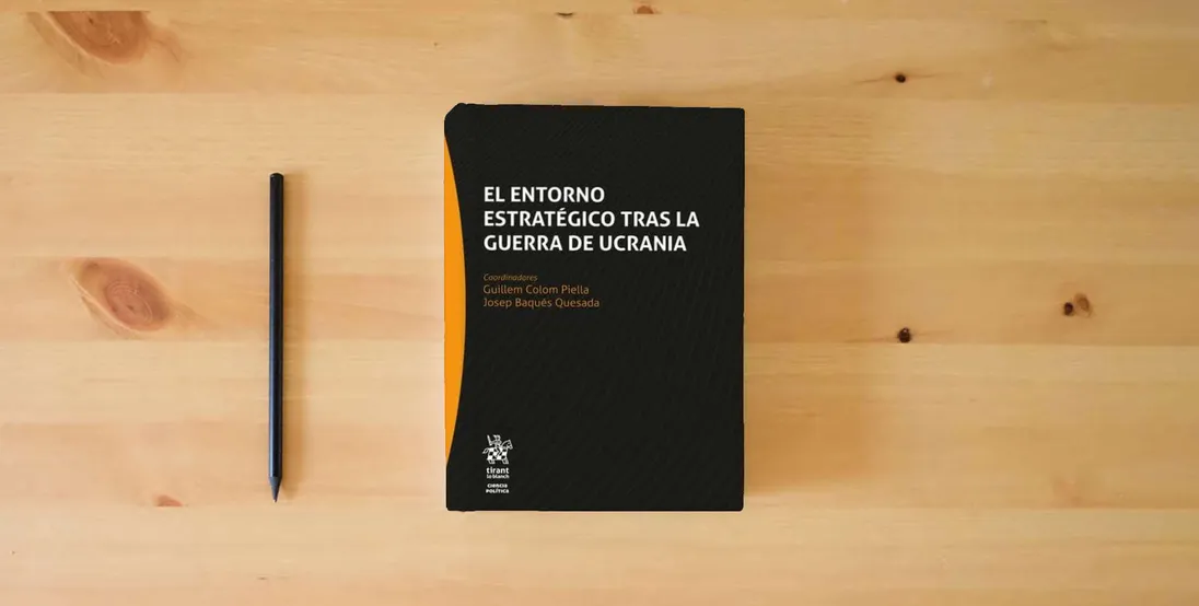 The book El entorno estratégico tras la guerra de Ucrania (Ciencia Politica)} is on the table