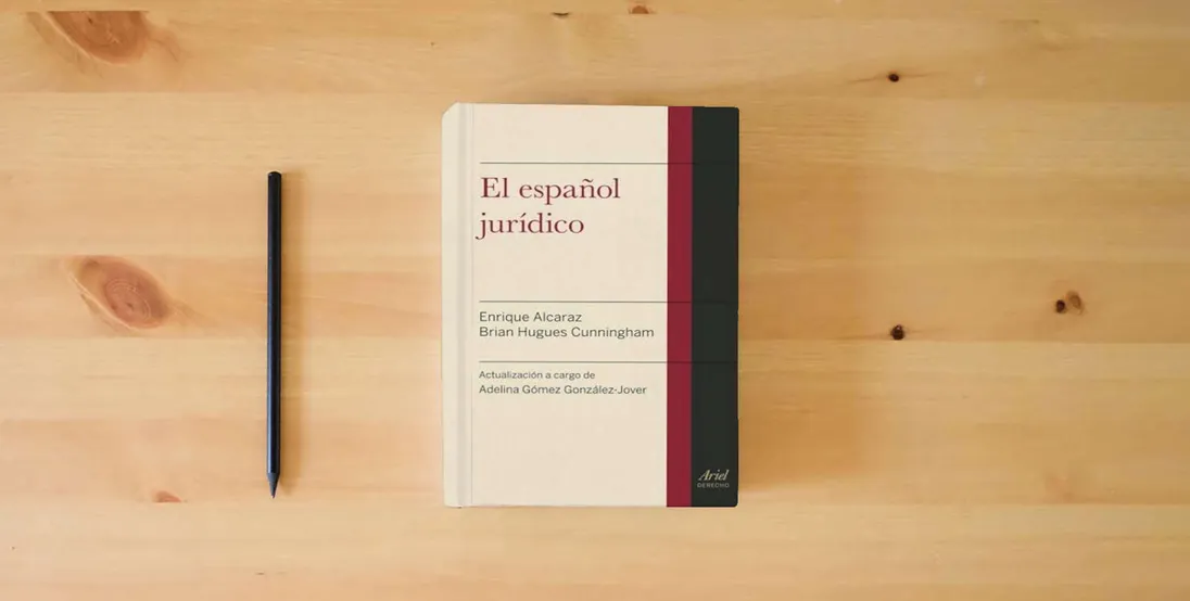 The book El español jurídico (Ariel Derecho)} is on the table
