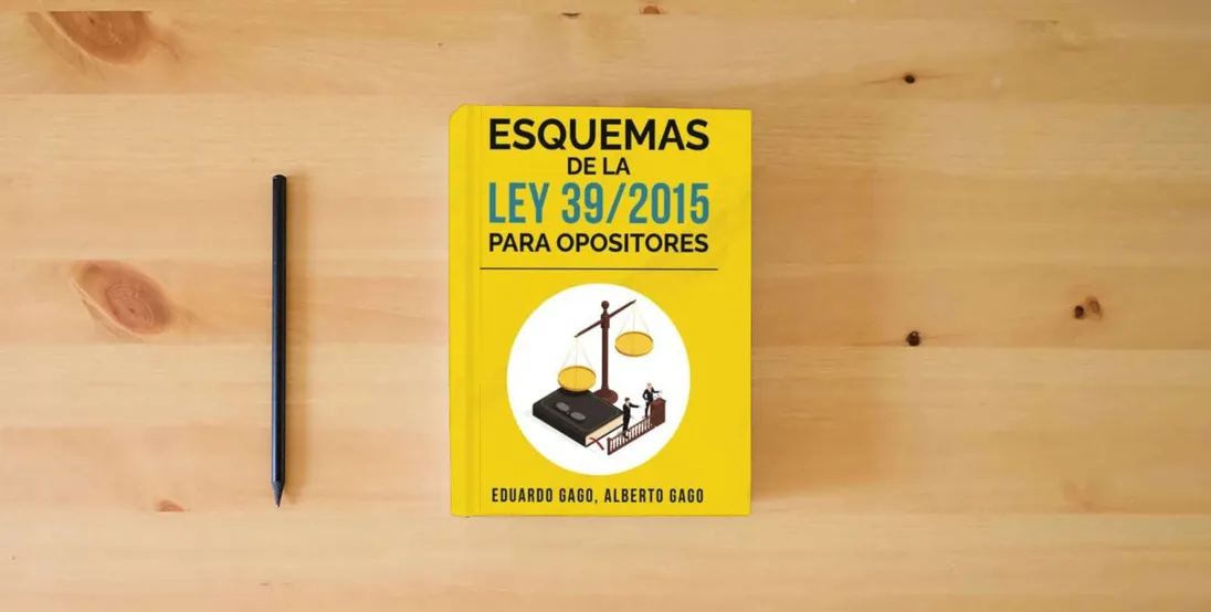 The book Esquemas de la Ley 39/2015 para Opositores} is on the table