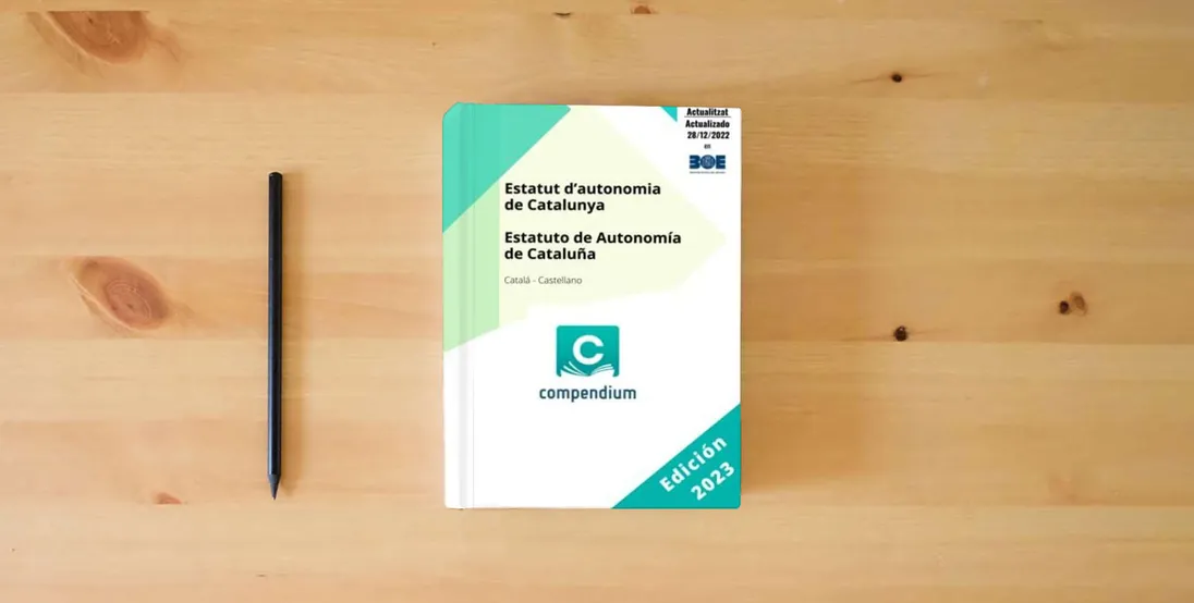 The book Estatut d’autonomia de Catalunya: Estatuto de Autonomía de Cataluña} is on the table